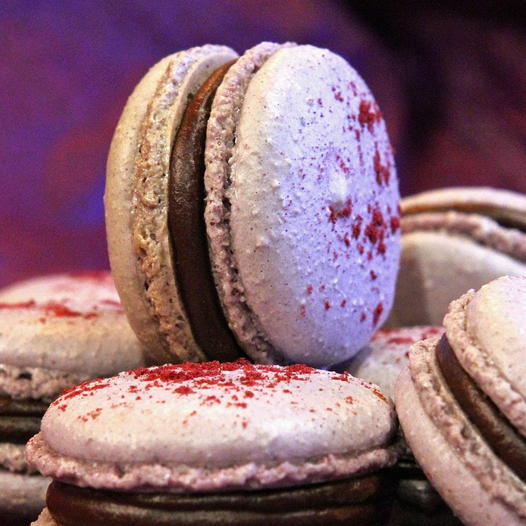 blackcurrant-dark-chocolate-macaron